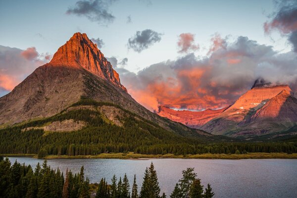 L aube dans les montagnes, où il y a une forêt et un lac