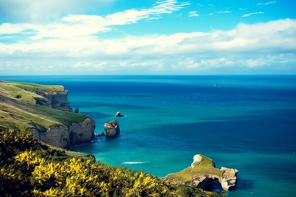 Côte rocheuse de la mer avec de l eau bleu émeraude