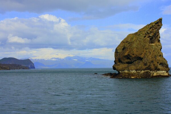 Samotna skała w morzu