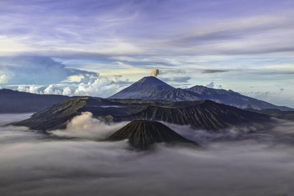 Au-dessus des nuages, un volcan endormi à la hauteur d un vol d oiseau