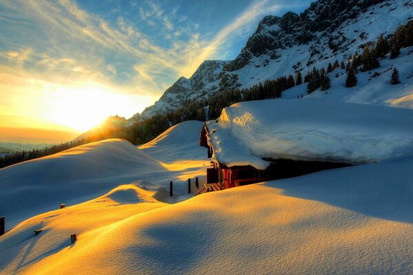 Puesta de sol en Niza en invierno con una casa bien cuidada