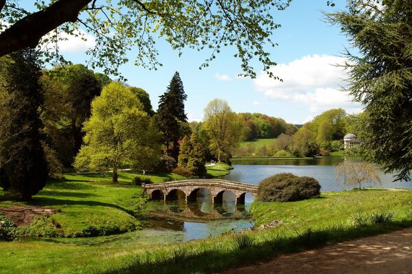 Bellissimo ponte ad arco sul lago in Inghilterra