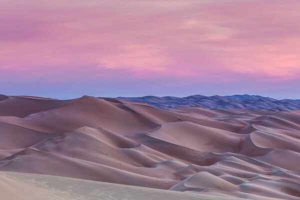 Пустыня в феолетовом закате вот это пейзаж