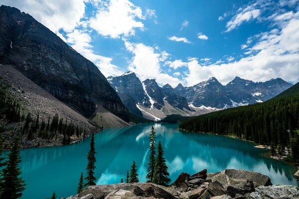 Lac turquoise de Moraine dans les montagnes du Canada