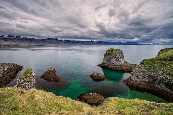 Lago in Islanda con cielo infinito