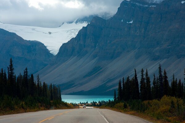 Beau Paysage. Route du lac, des Montagnes et des forêts