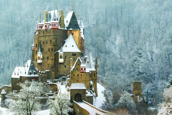 Zamek Elz na zboczu gór w lesie pose Snow Virsch Niemcy