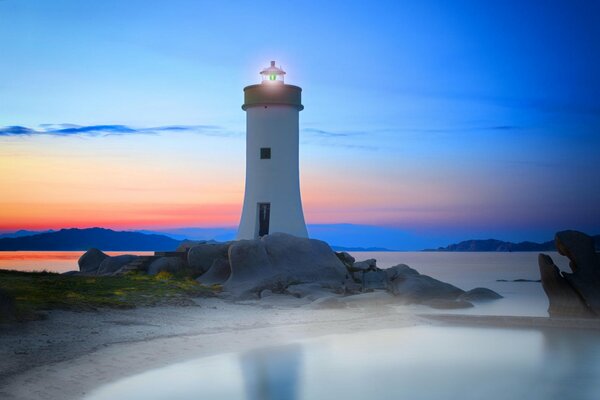 Faro sopra il cielo blu in Sardegna, Italia