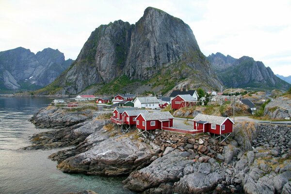 Casas de color rojo brillante en la costa del Golfo de Noruega