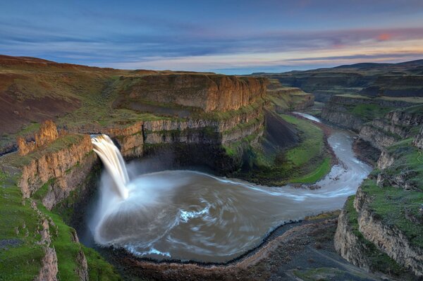 Vista della cascata dalla cima delle rocce