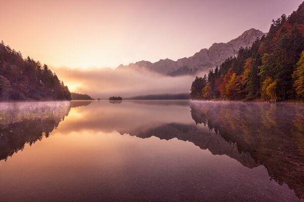 Herbstspaziergang durch den Fluss im Nebel