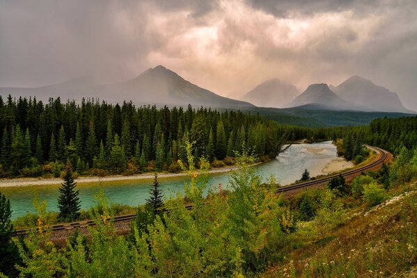 Ampie distese di montagne, foreste e fiumi