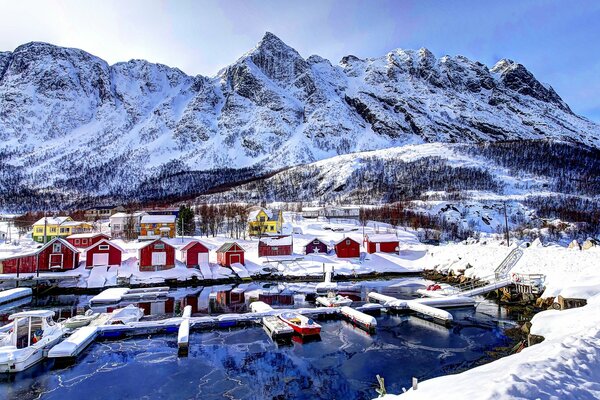 Baia in montagna sopra le nuvole in Norvegia