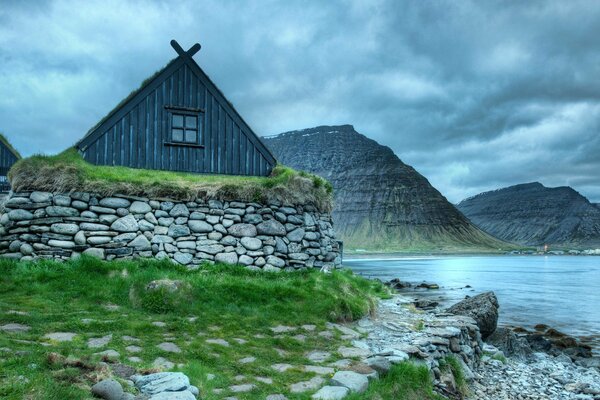 Casa cerca del río en el estruendo de Islandia