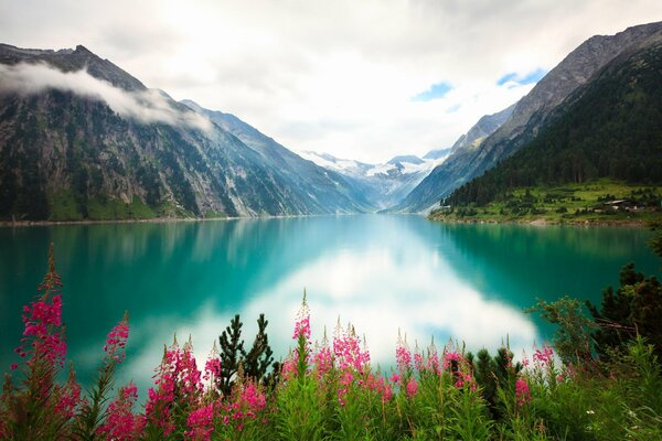 Lago entre montañas con naturaleza magnífica