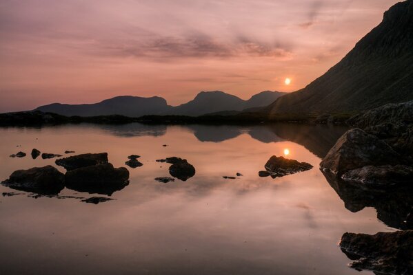 Lago e montagne in Inghilterra al tramonto fotografati