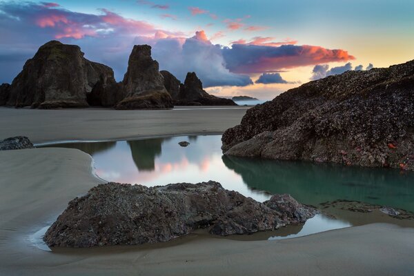 Playa rocosa en el océano