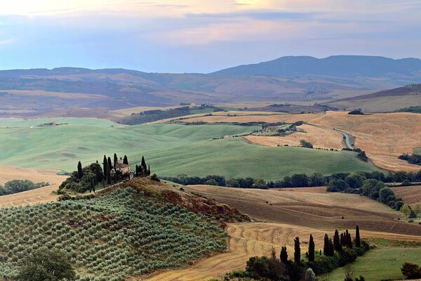 Le véritable paysage de l Italie: des maisons sur les collines, des arbres rares et un ciel à ne pas détourner les yeux