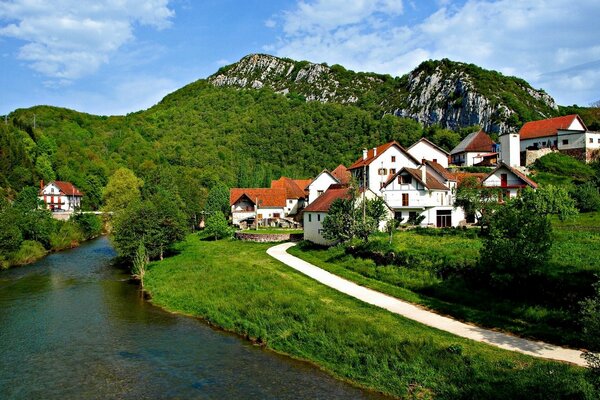 Piccola città in una valle di montagna