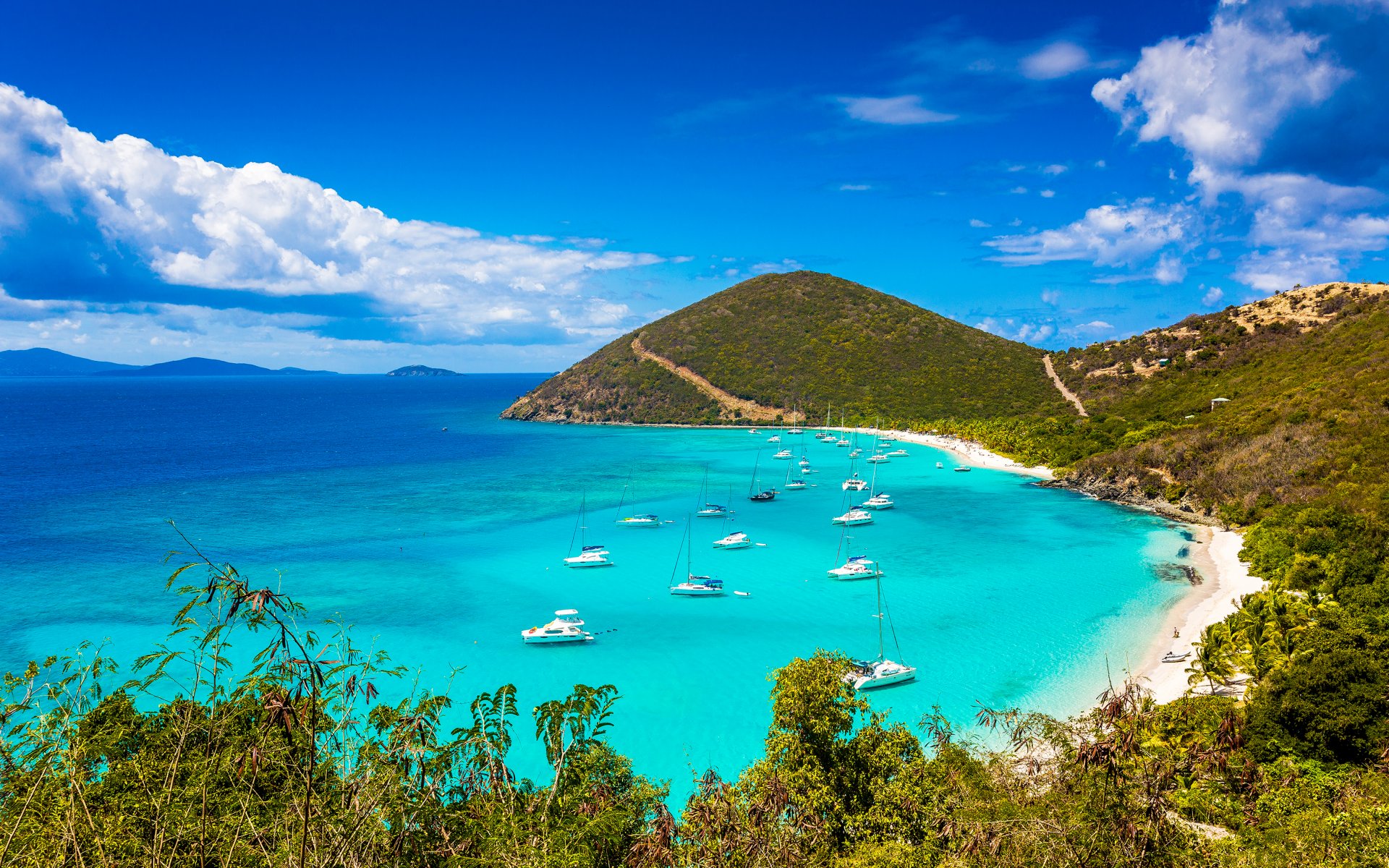 montagnes île jungle plage été océan yachts