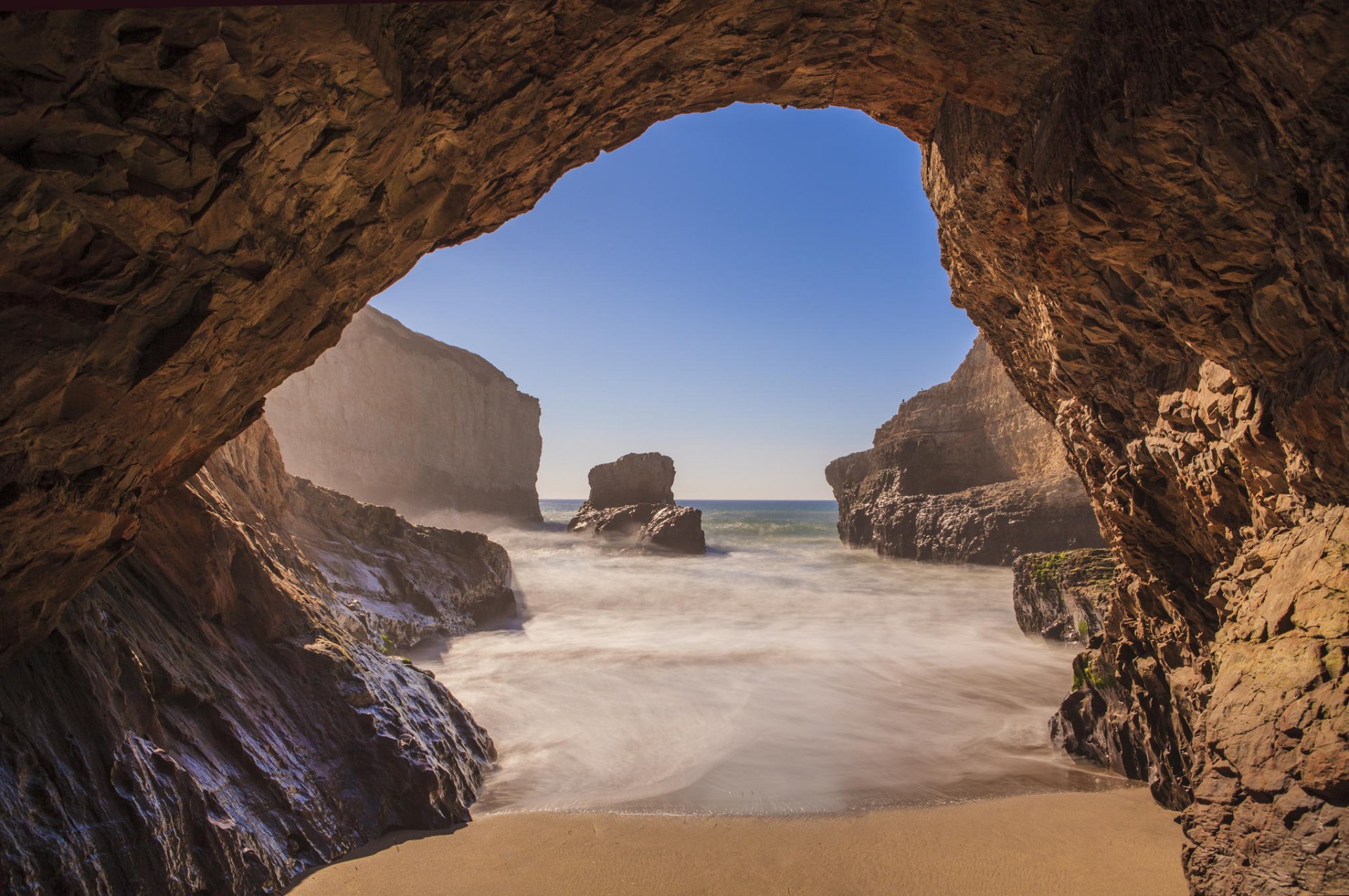 playa cueva océano acantilados california costa davenport carretera 1 puente natural santa cruz bahía de aleta de tiburón