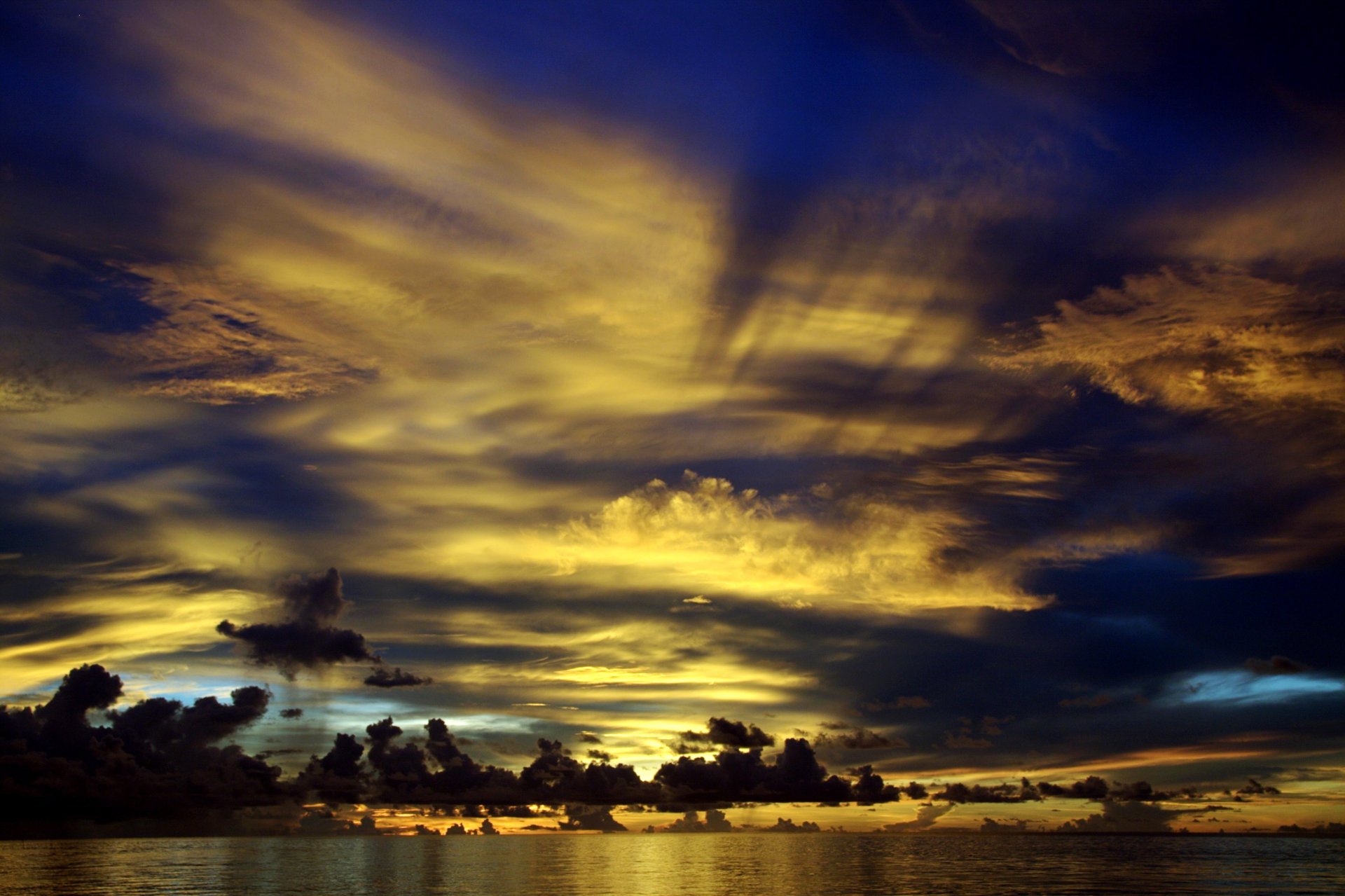 maldivas provincia central del norte crepúsculo hermoso puesta de sol rayos de sol nubes nubes océano agua horizonte