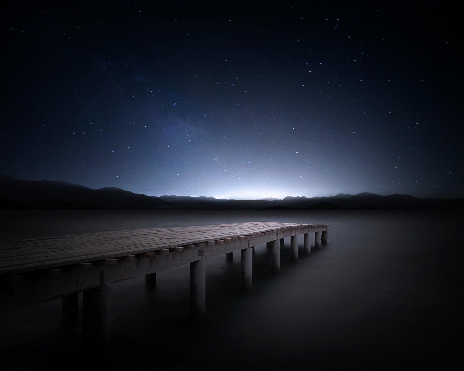 noche estrellas montañas lago muelle