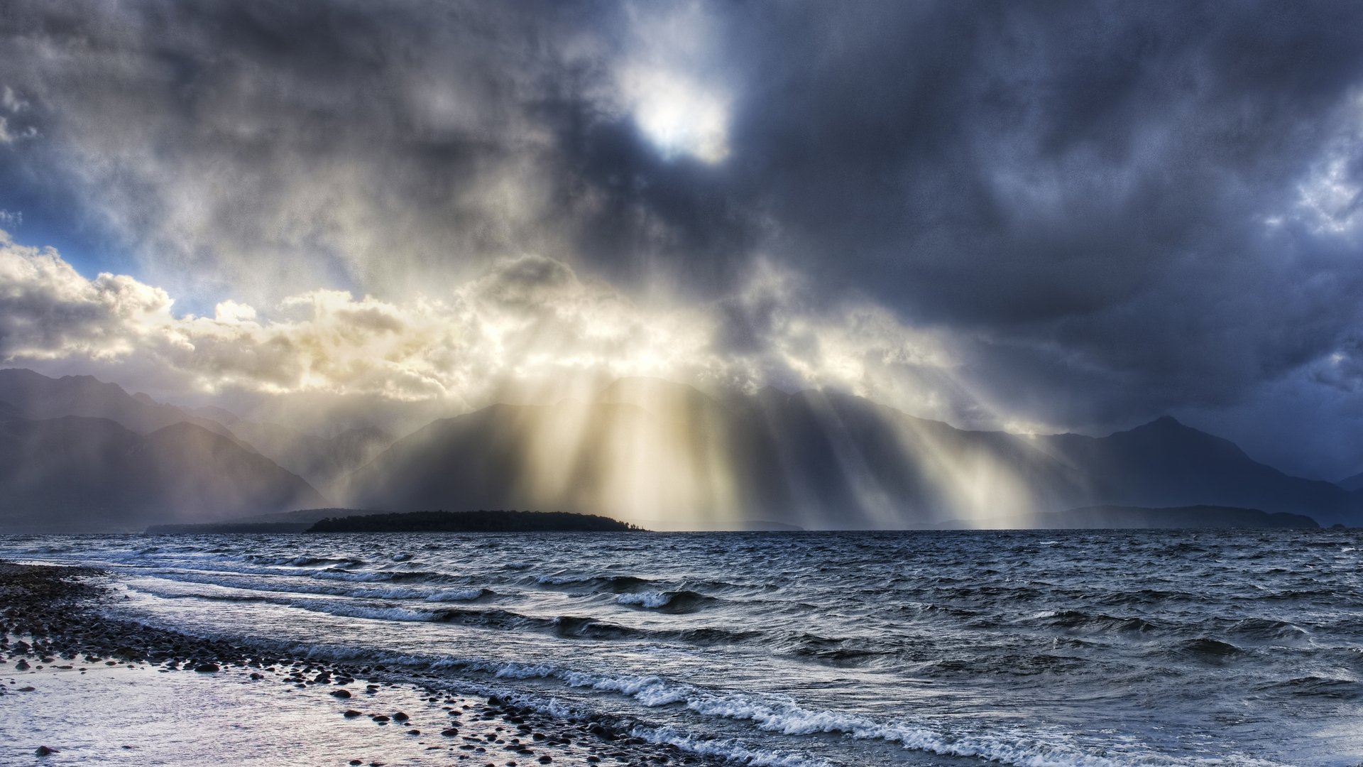 costa pietre acqua onde nuvole luce raggi