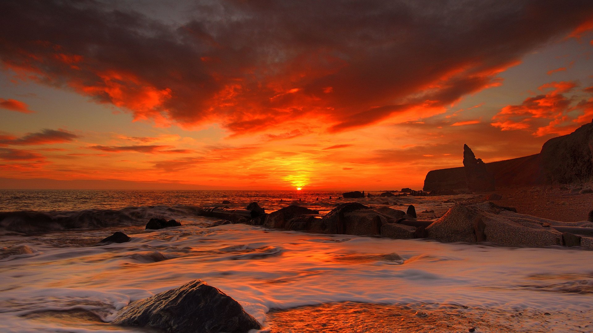 plage vagues ciel nuages pierres soleil