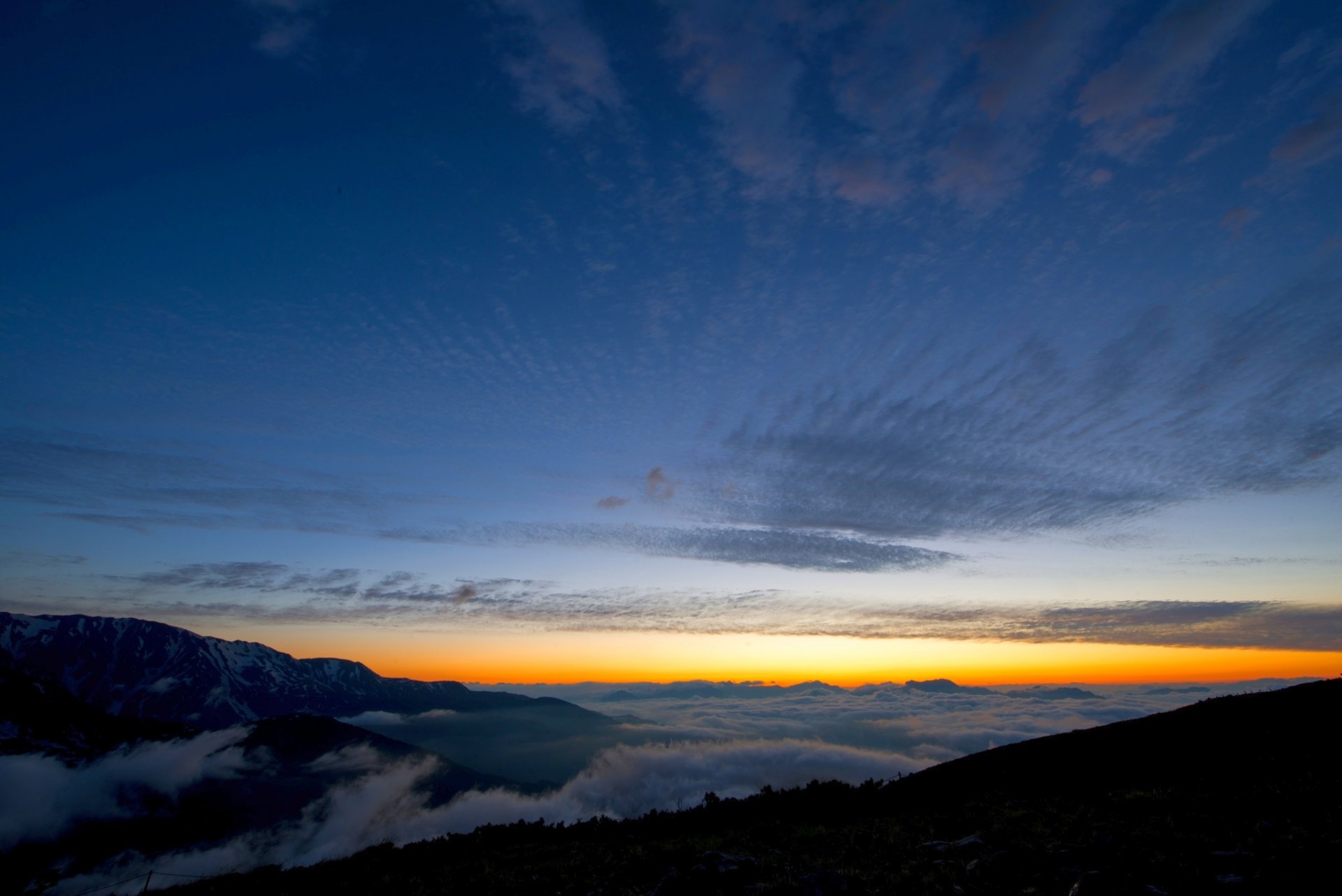 montagnes nuages ciel lumière coucher de soleil