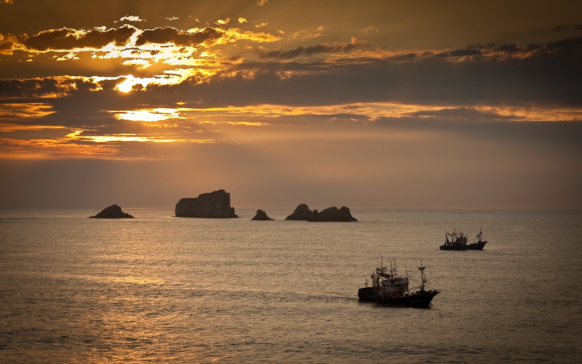 puesta de sol mar barcos paisaje