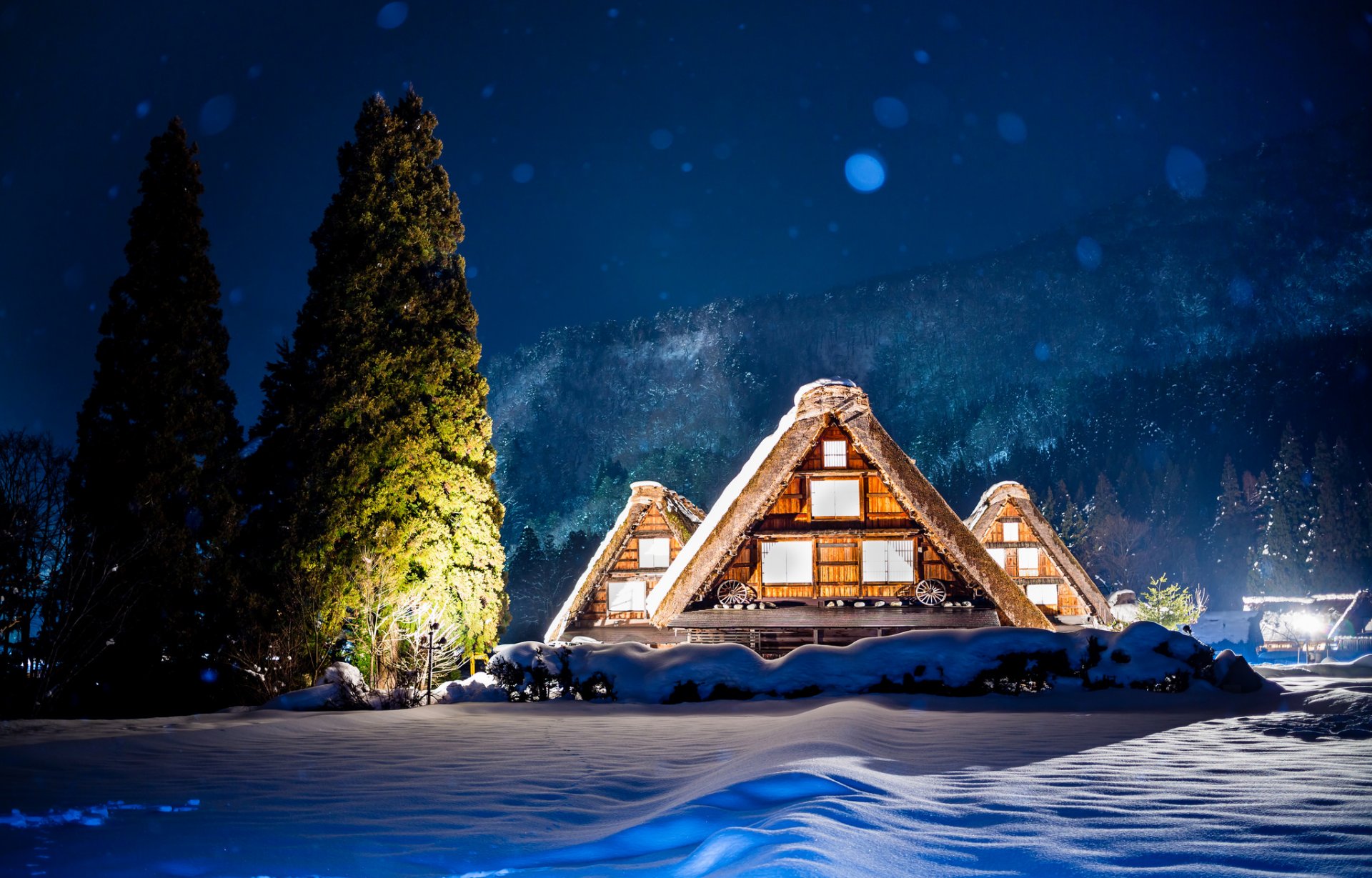 japón noche luces casa árboles montañas invierno nieve resplandor