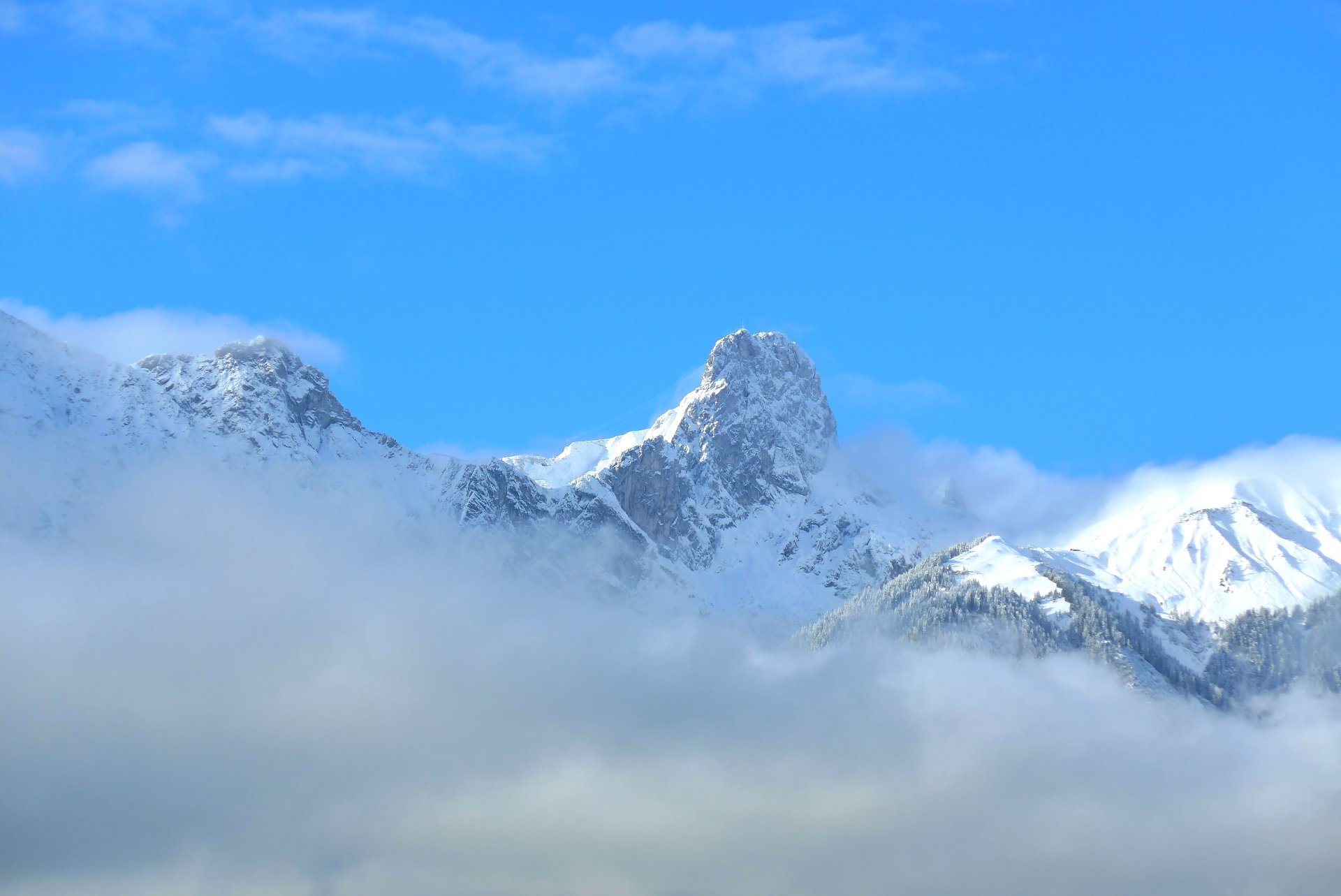 montañas bosque nieve cielo nubes