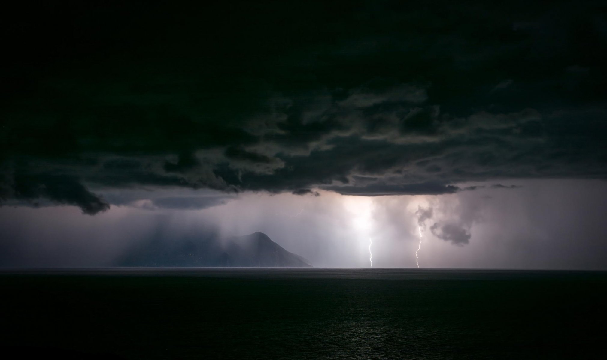 orage tempête nuages foudre océan île