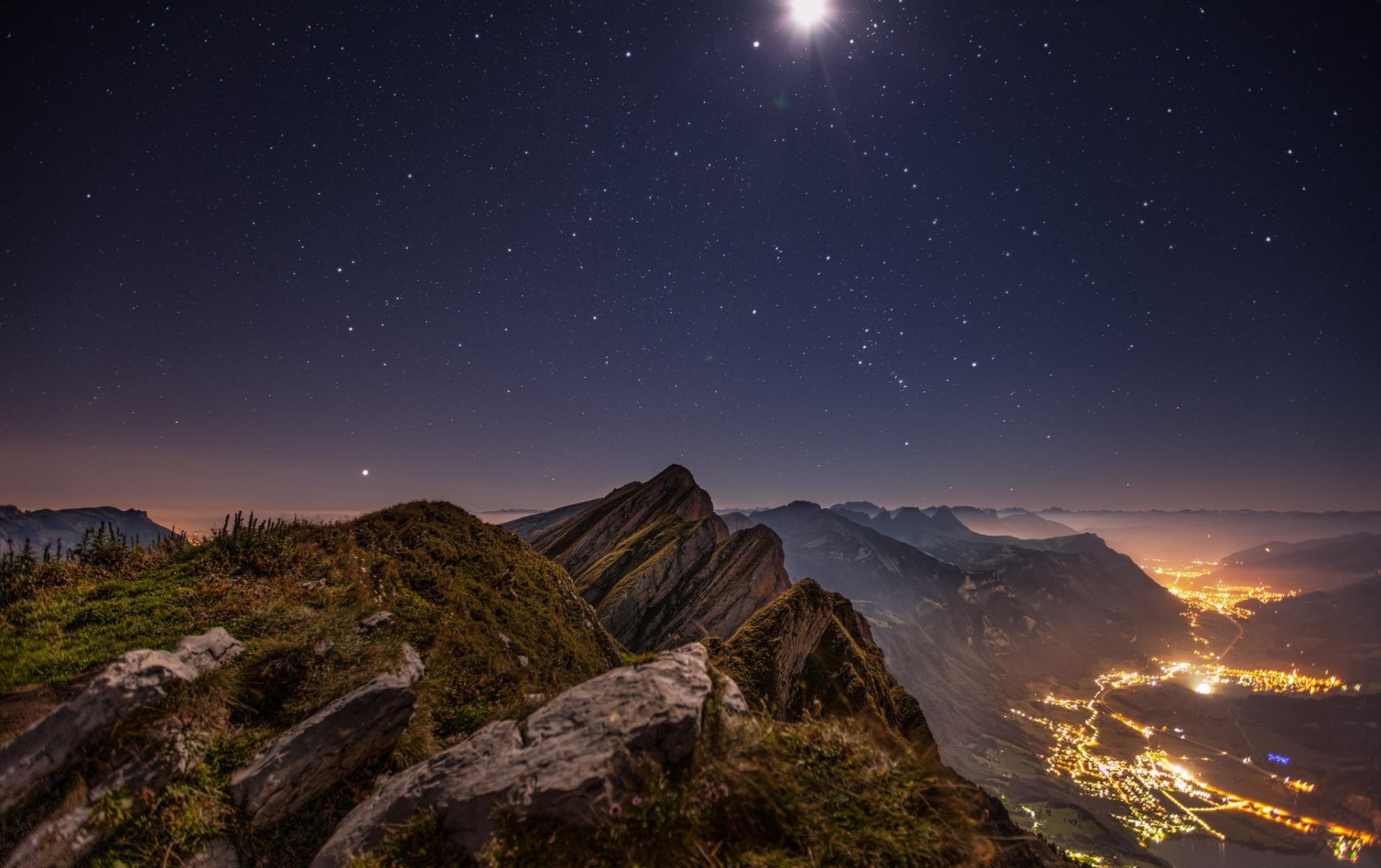 nuit montagnes altitude vallée nuages lumières