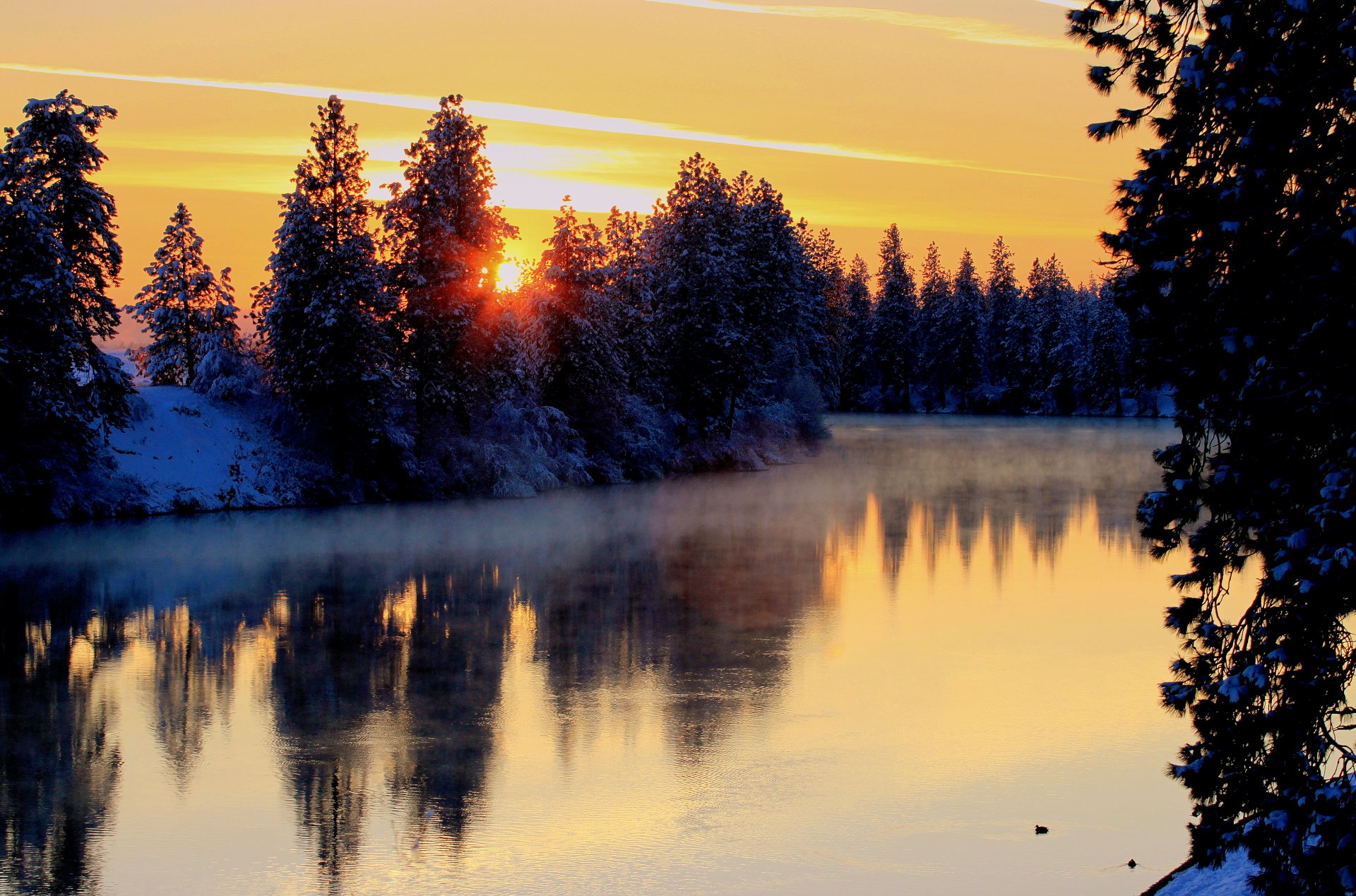 invierno río evaporación orillas árboles nieve cielo sol puesta de sol