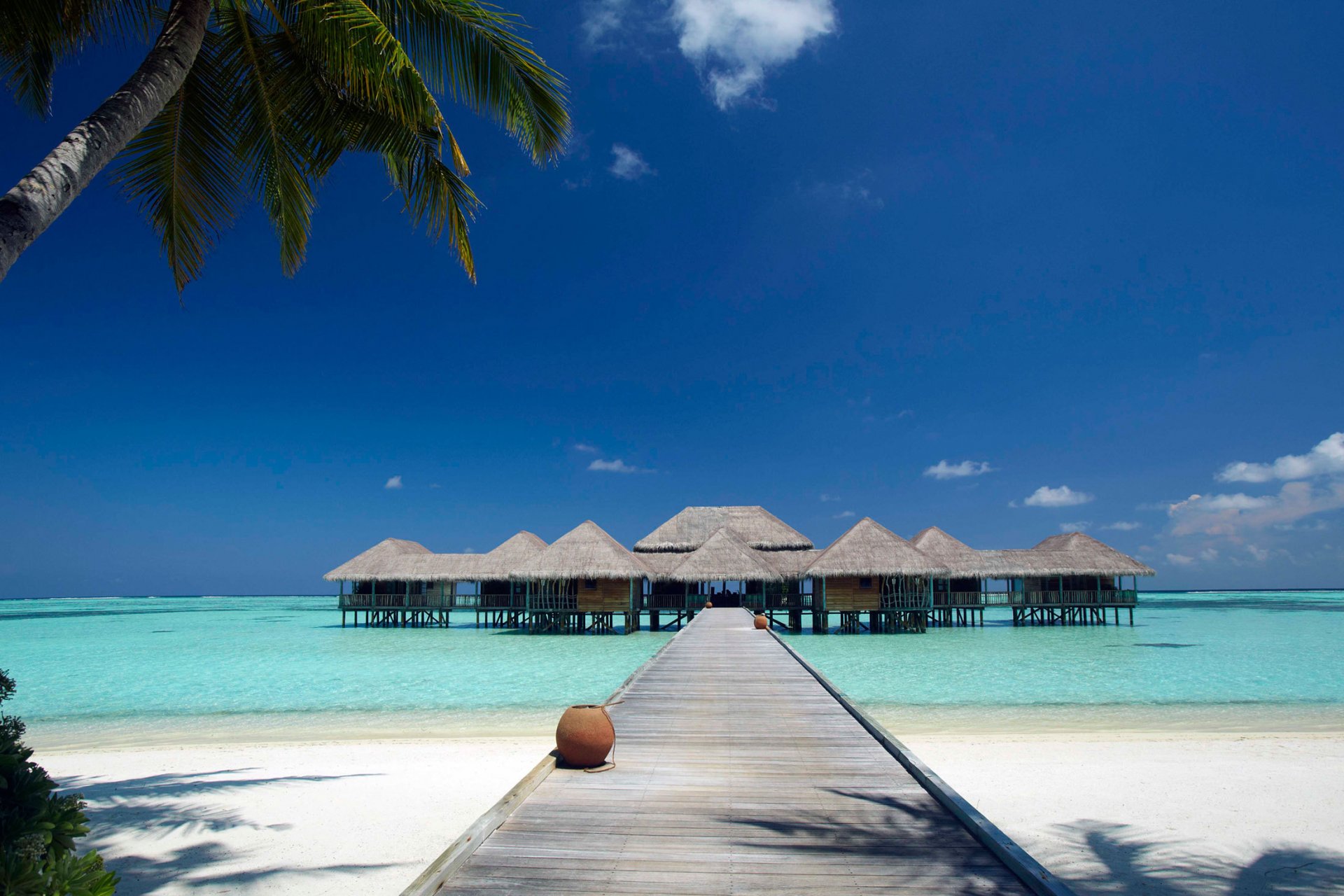 pier strand sand palme ozean bungalow himmel wolken