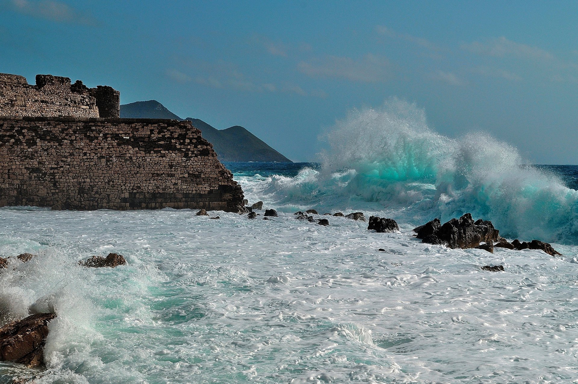 mar olas espuma costa rocas fortaleza ruinas montañas cielo nubes