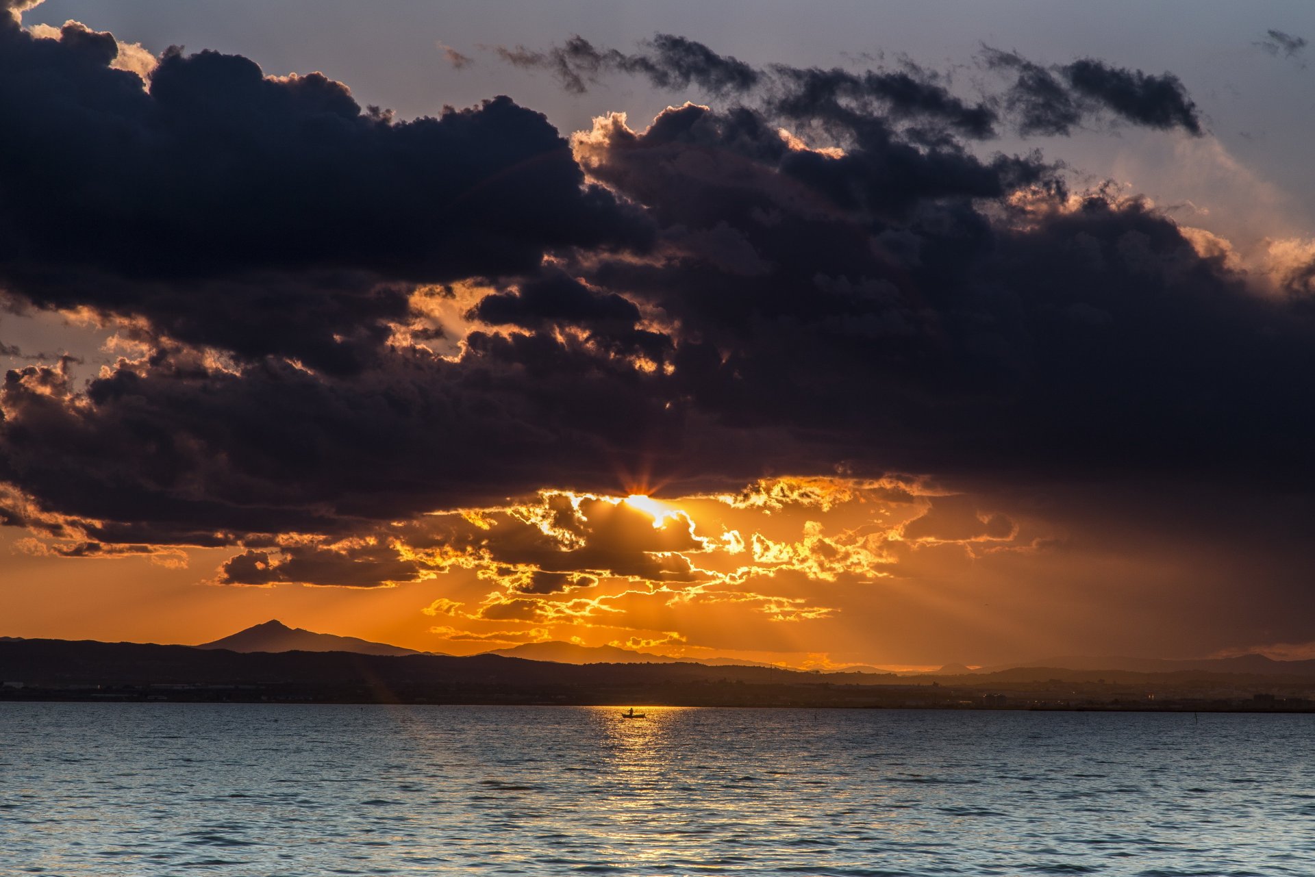 lac bateau nuages soleil