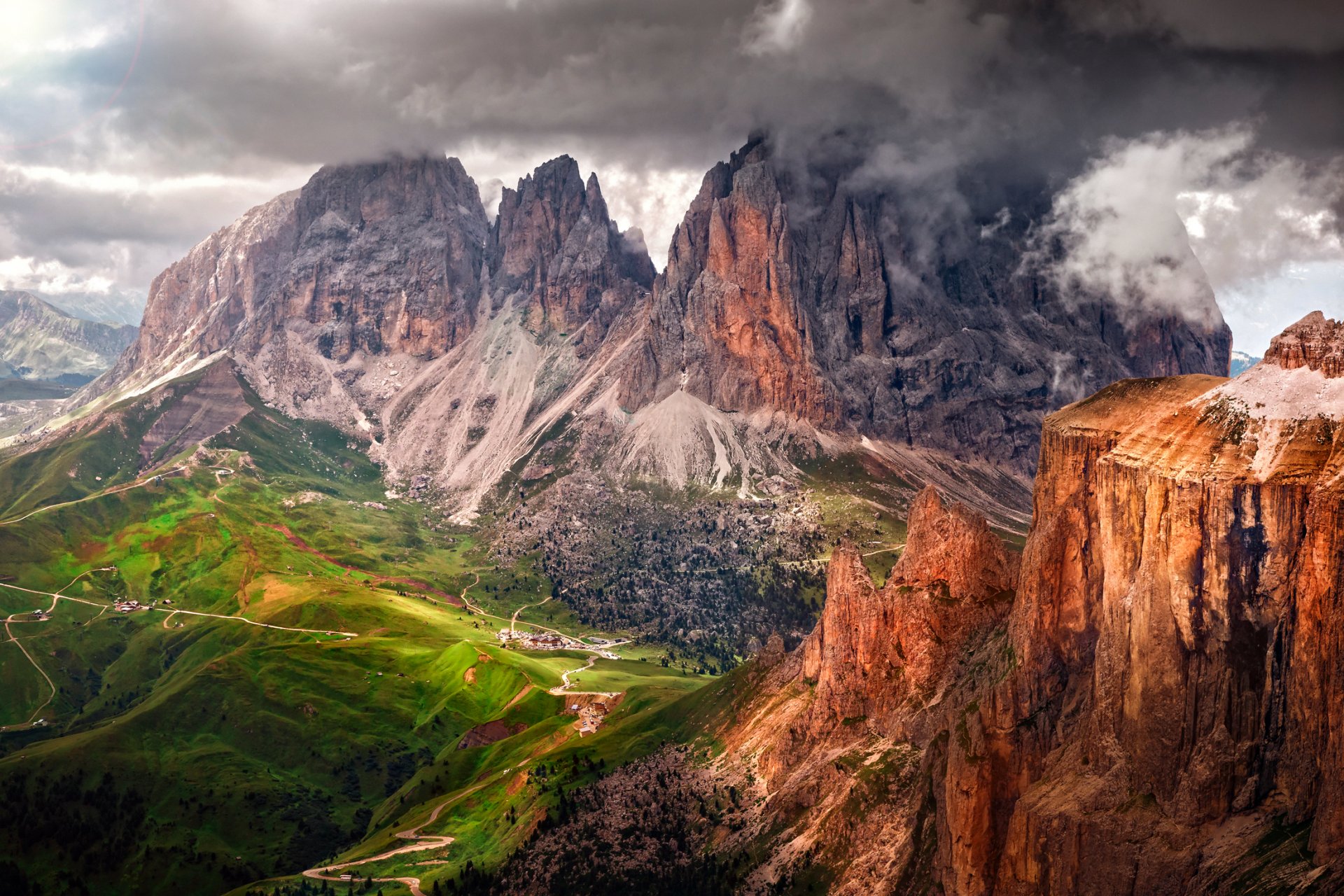 italie province tyrol du sud dolomites montagnes alpes été août ciel nuages roches vallée