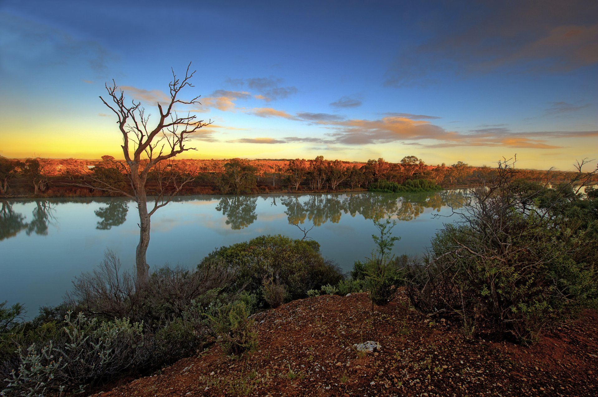 fiume alberi riflessione sera tramonto