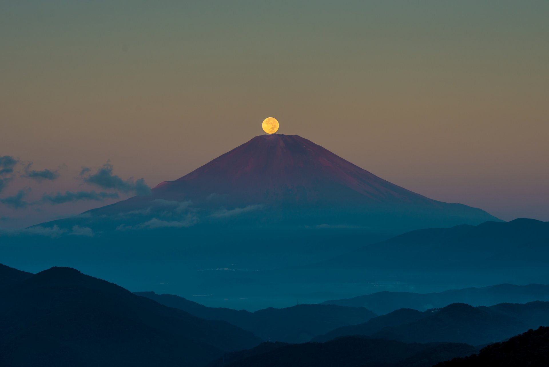 japonia wyspa honsiu stratowulkan góra fujiyama 富士山 noc niebo księżyc jesień wrzesień