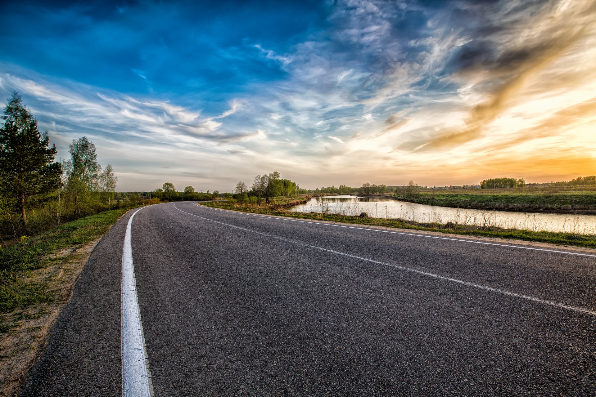 landschaft straße bäume himmel wolken