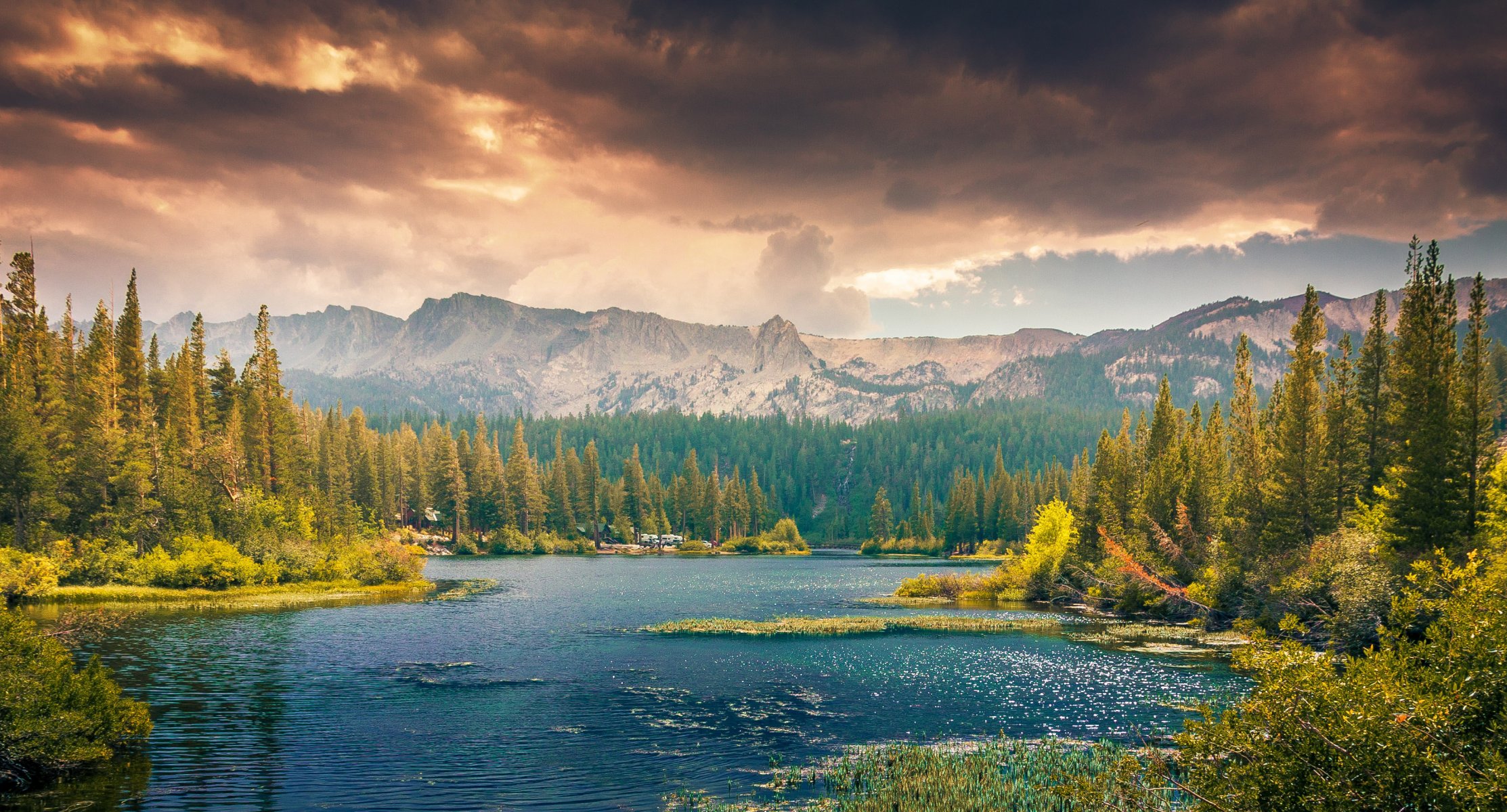 lago foresta alberi montagne nuvole natura paesaggio