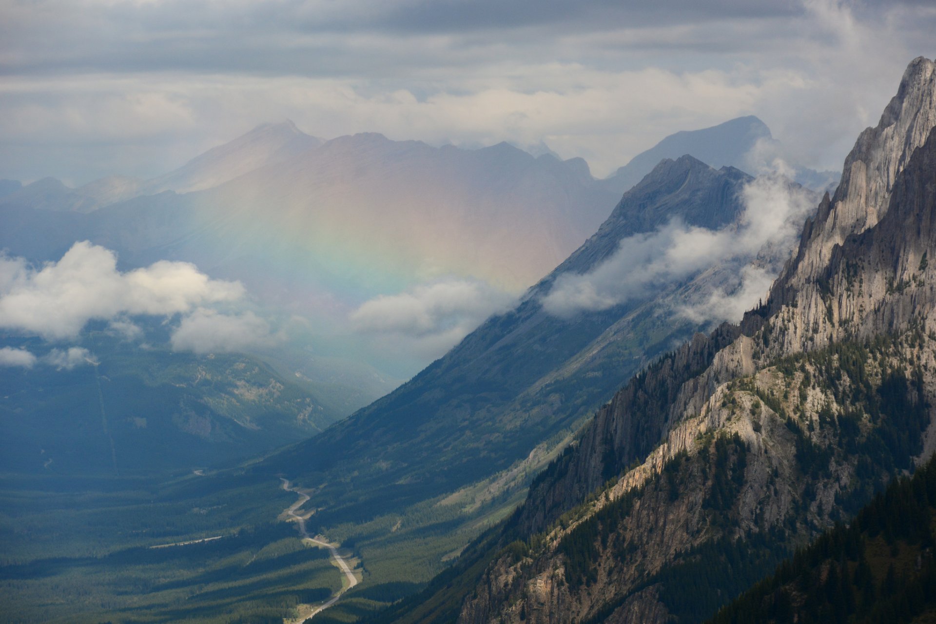 panorama montagne foresta nuvole arcobaleno valle