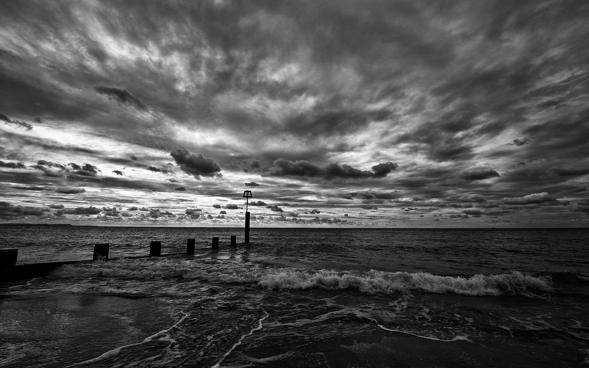 playa agua olas cielo nubes horizonte blanco y negro