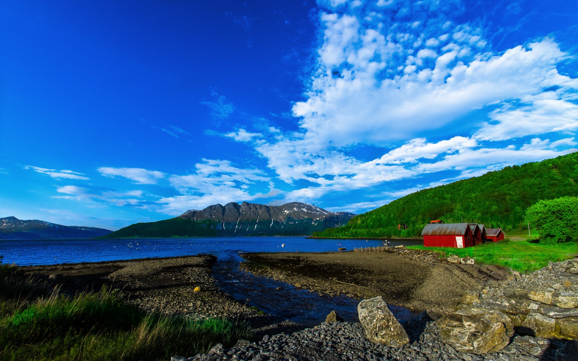 noruega cielo nubes montañas lago naturaleza bosque piedras casas cabaña