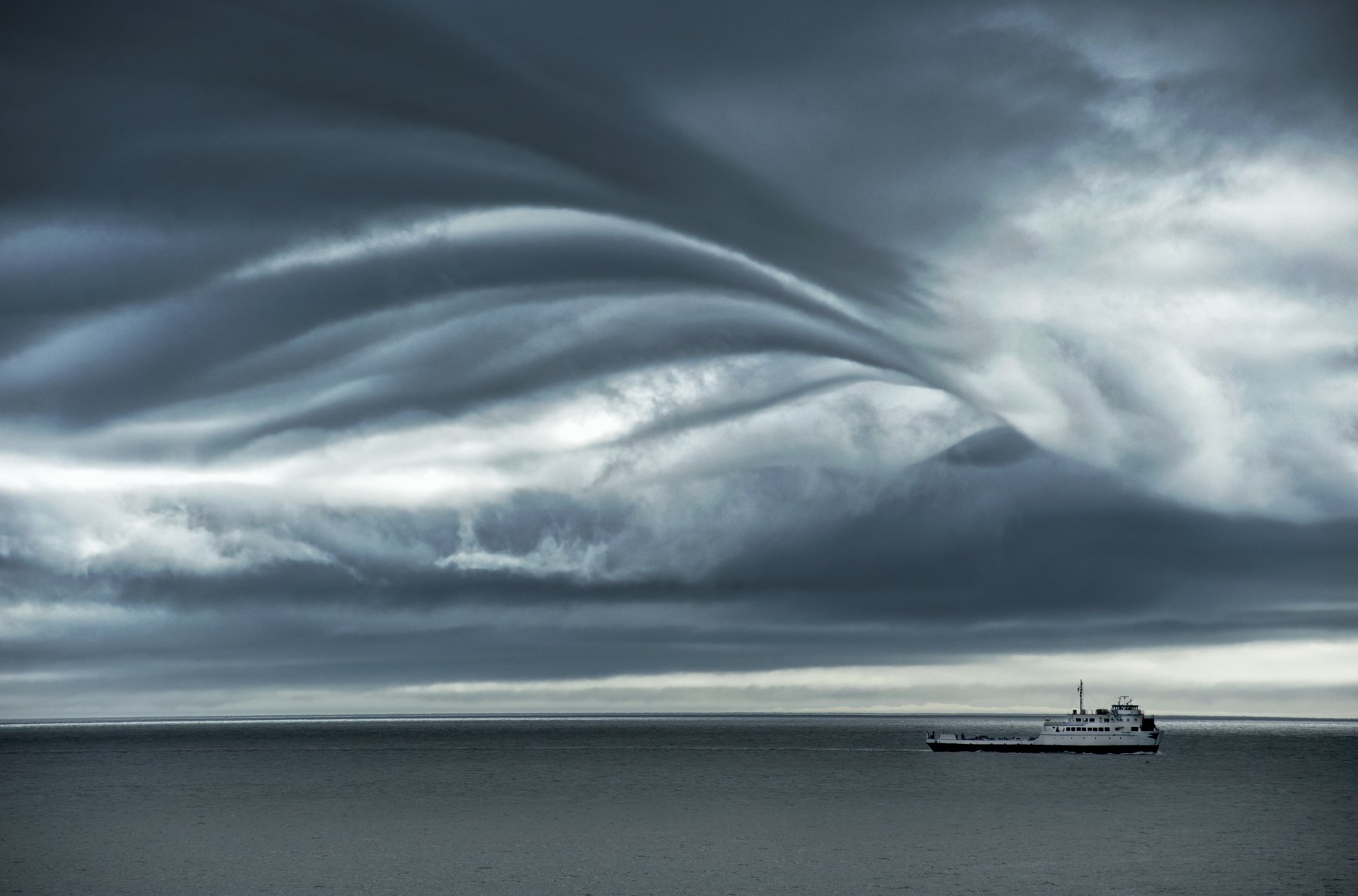 traghetto mare nuvole tempesta nuvole grigie orizzonte