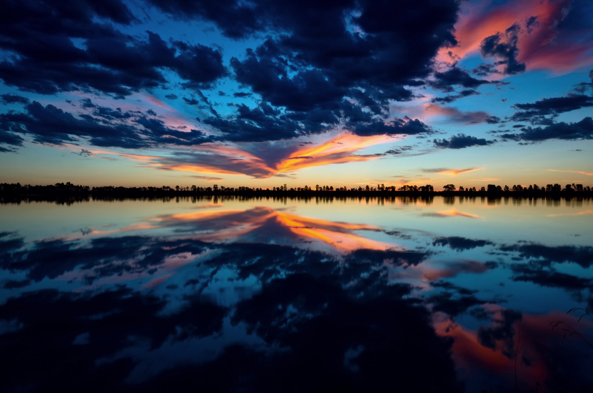 lago sera cielo nuvole riflessioni