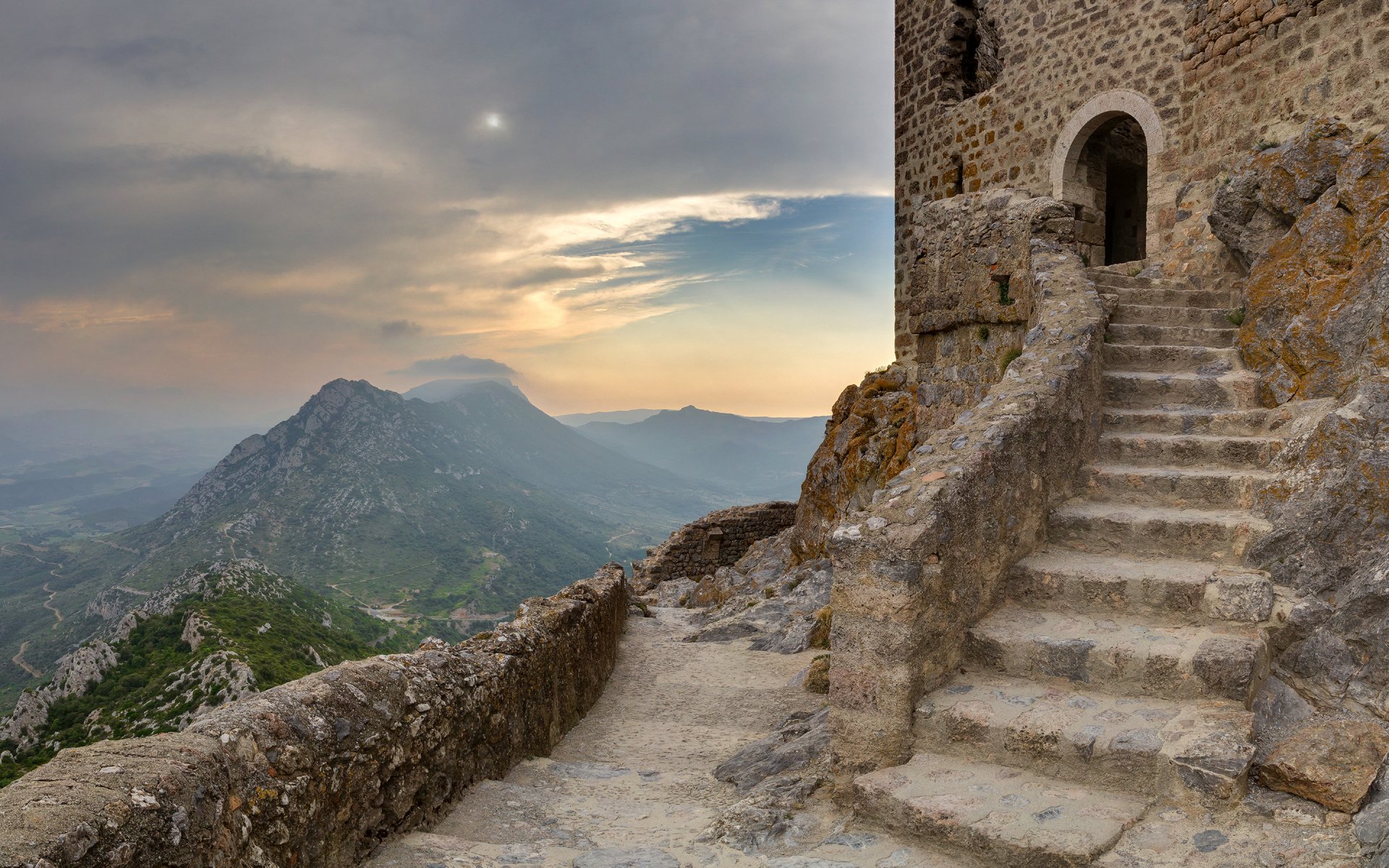 francia dipartimento dell aude castello di keribus gradini cielo montagne nuvole